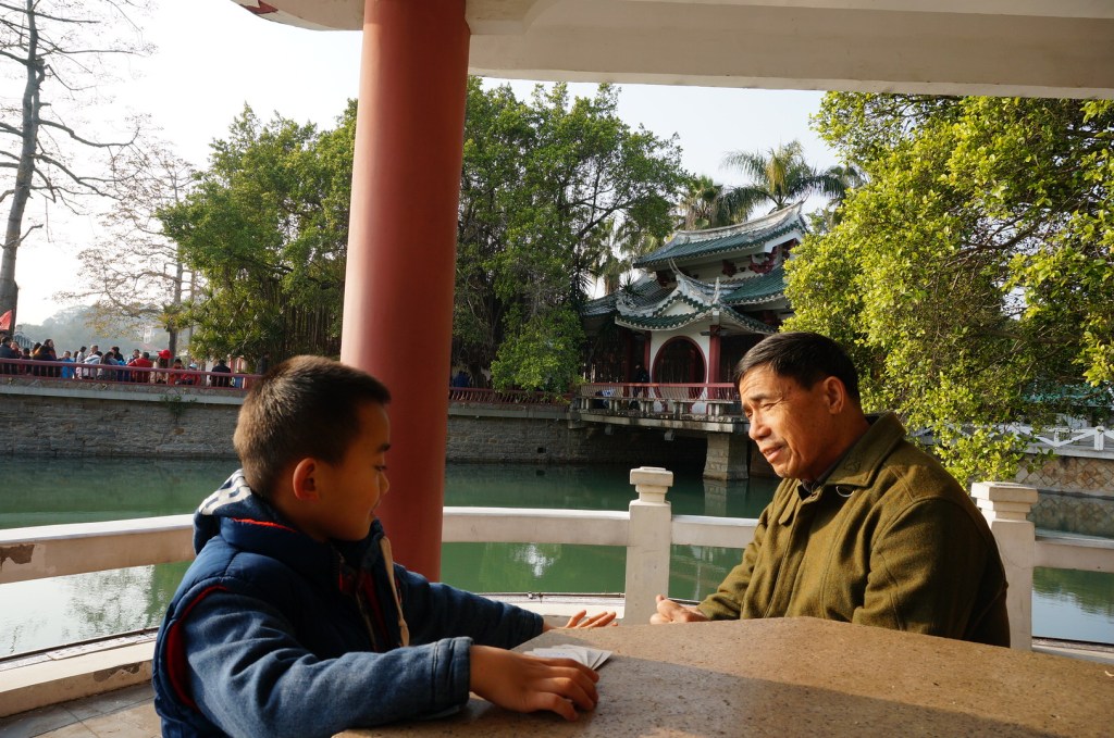 休息时偷拍在旁边玩扑克的两爷孙